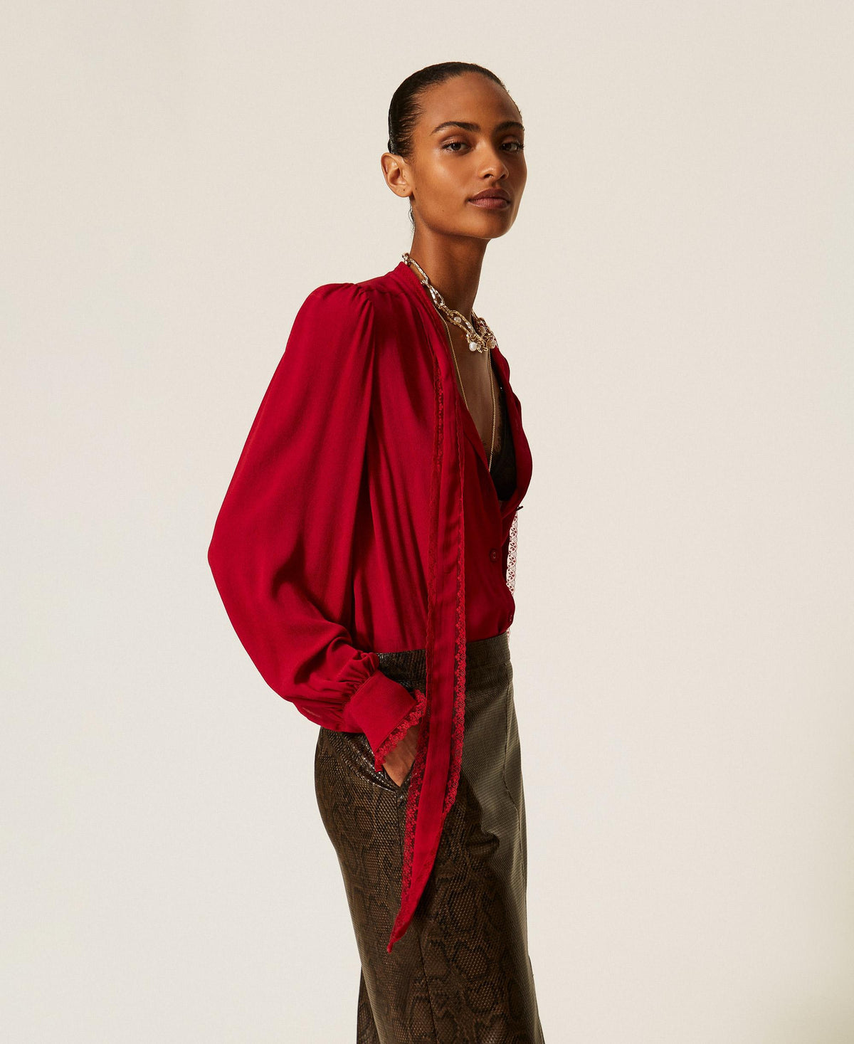TWINSET Camicia in crêpe de Chine con fiocco 262TT2324 Bloody Mary